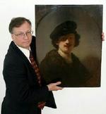 Rembrandt som han så sig selv. Det er George Gordon fra Sotheby's i London, der fremviser selvportrættet. - Foto: AP 