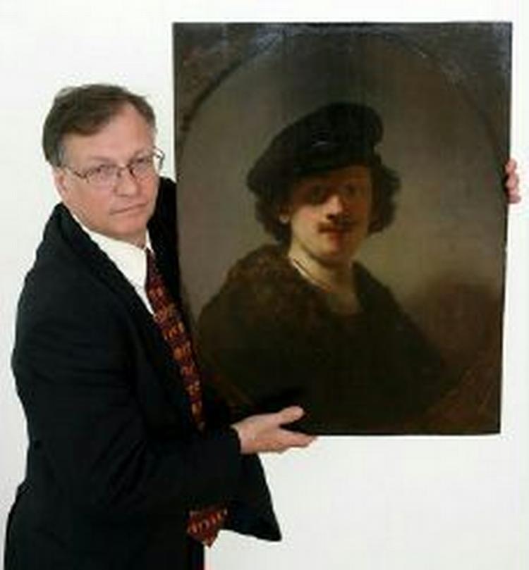 Rembrandt som han så sig selv. Det er George Gordon fra Sotheby's i London, der fremviser selvportrættet. - Foto: AP 