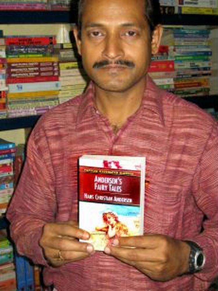 ILLUSTREREDE KLASSIKERE. Selvfølgelig har den søvnige boghandler i Bhubaneswar H.C. Andersen på hylden. Og det bliver han sikkert ved med, for Bibliopaten nænnede ikke at købe den eneste danske bog   Privatfoto 