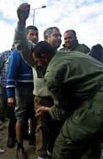 En palæstinensisk sikkerhedsvagt kropsvisterer palæstinenserere på vej ind i Israel. - Foto: AP 