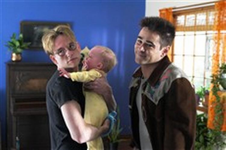 Bobby (Colin Farrell) og den homoseksuelle Jonathan indleder et trekantsforhold med veninden Clare, men det varer ikke så længe. - Foto fra filmen 
