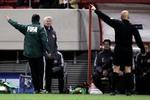'Ud', siger Collina. Morten Olsen sagde undskyld efter kampen, men slap altså ikke for karantæne. - Foto: Jens Dresling 