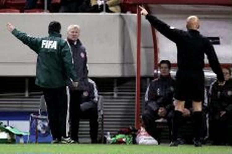 'Ud', siger Collina. Morten Olsen sagde undskyld efter kampen, men slap altså ikke for karantæne. - Foto: Jens Dresling 