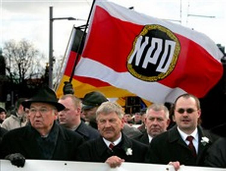 Prominente tyske nynazister som lederen af DVU, Gerhard Frey (tv), og lederen af NPD, Udo Voigt (i midten med overskæg) deltog i demonstrationen i Dresden.   Foto: Pawel Kopczynski/Reuters 