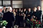 Hele  Familien Bella  er samlet for at hylde Kaj Holger på hans 60-års fødselsdag. Sønnen Eriks symbolske placering i baggrunden indikerer ikke alene hans tabte kamp mod faderen, men også hans videre skæbne i  Kr&amp;amp;osla 