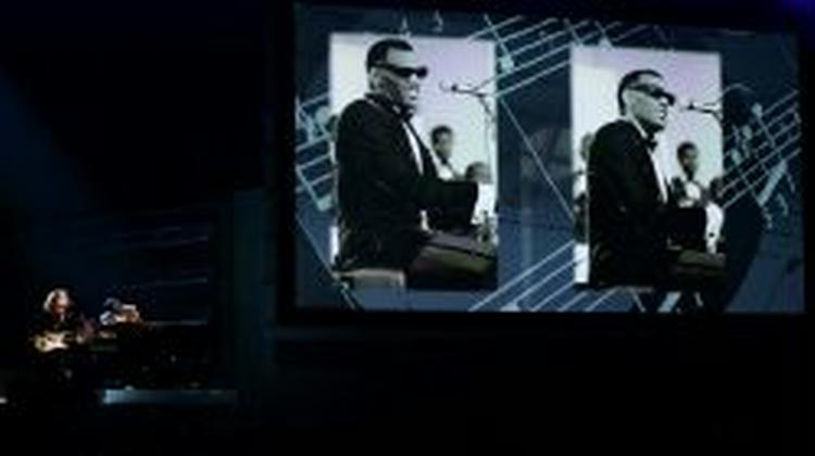 Bonnie Raitt og Billy Preston hyldede Ray Charles med 'Do I Ever Cross Your Mind' ved nattens Grammy Awards. - Foto: AP 