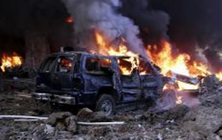 Mindst 20 biler står i flammer efter eksplosionen, og facaderne på flere bygninger i nærheden er kraftigt beskadiget. - Foto: AP 