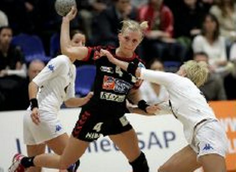 Louise Mortensen i aktion for Aalborg. - Foto: Thomas Wilmann 