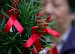 Den røde sløjfe symboliserer hvert år den 1. december sympatien med kampen mod aids. - Arkivfoto: AP 