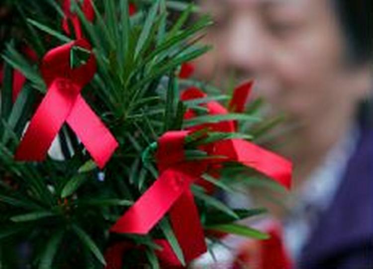 Den røde sløjfe symboliserer hvert år den 1. december sympatien med kampen mod aids. - Arkivfoto: AP 