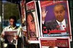 Pressen i Bagdad skriver intenst om regeringsforhandlingerne. Ministerpræsident Allawi på en af forsiderne er på vej ud   og Saddam i baggrunden er historie.   Foto: Mohammed Uraibi /AP 