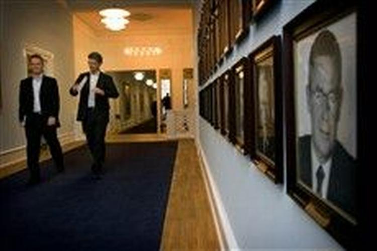 Socialdemokraternes ene formandskandidat Frank Jensen på vej til forhandlinger med statsminister Anders Fogh Rasmussen i følgeskab med udenrigsordfører Jeppe Kofod.   Foto: Jens Dresling 