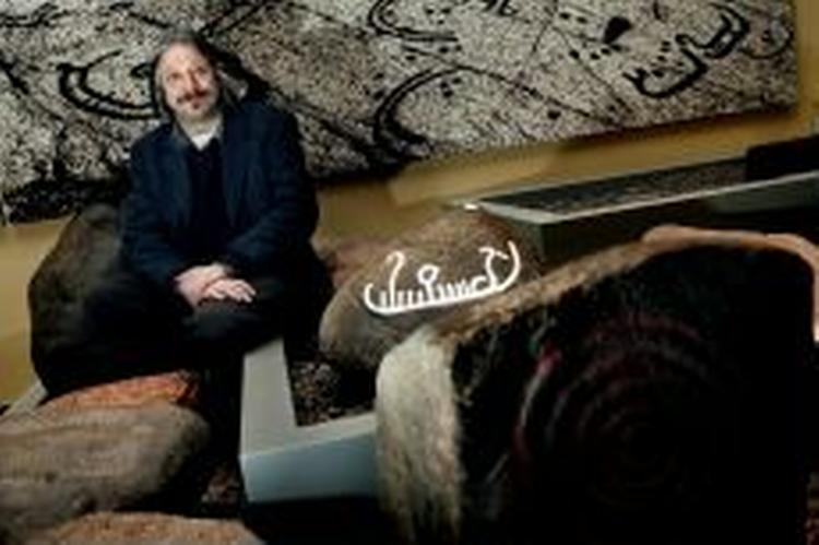 BRONZEBEUNDREREN. Forskeren Flemming Kaul har bl.a. studeret denne helleristning, som forestiller et skib med et soltegn. Hans Værk om 'Bronzealderens religioner' udgives om nogle uger.   Foto: Jacob Ehrbahn 