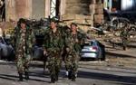 Soldater i området, hvor bilbomben sprang i går. - Foto: AP 