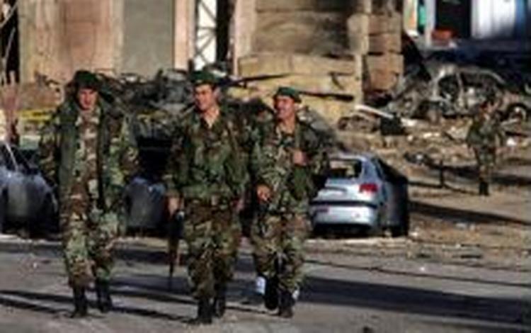 Soldater i området, hvor bilbomben sprang i går. - Foto: AP 