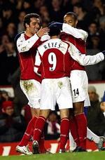 Brasiliansk- spansk-fransk begejstring over Reyes scoring til 2-0 mod Crystal Palace. Reyes var en af de bærende spillere på midtbanen sammen med Edu (tv.), mens franske Henry scorede mål nummer tre og fem. - Foto: AP 