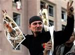 Der var støttedemonstrationer i Beirut i går til fordel for den myrdede tidligere ministerpræsident Rafiq Hariri.   Foto: Hussein Malla/AP 