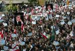 Tusinder er samlet i gaderne i Beirut for at ære den dræbte Rafic Hariri. - Foto: AP 