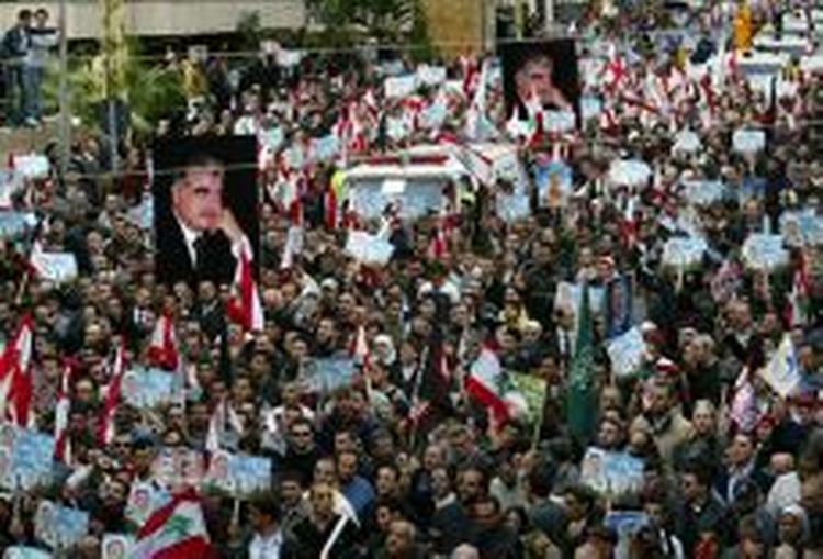 Tusinder er samlet i gaderne i Beirut for at ære den dræbte Rafic Hariri. - Foto: AP 