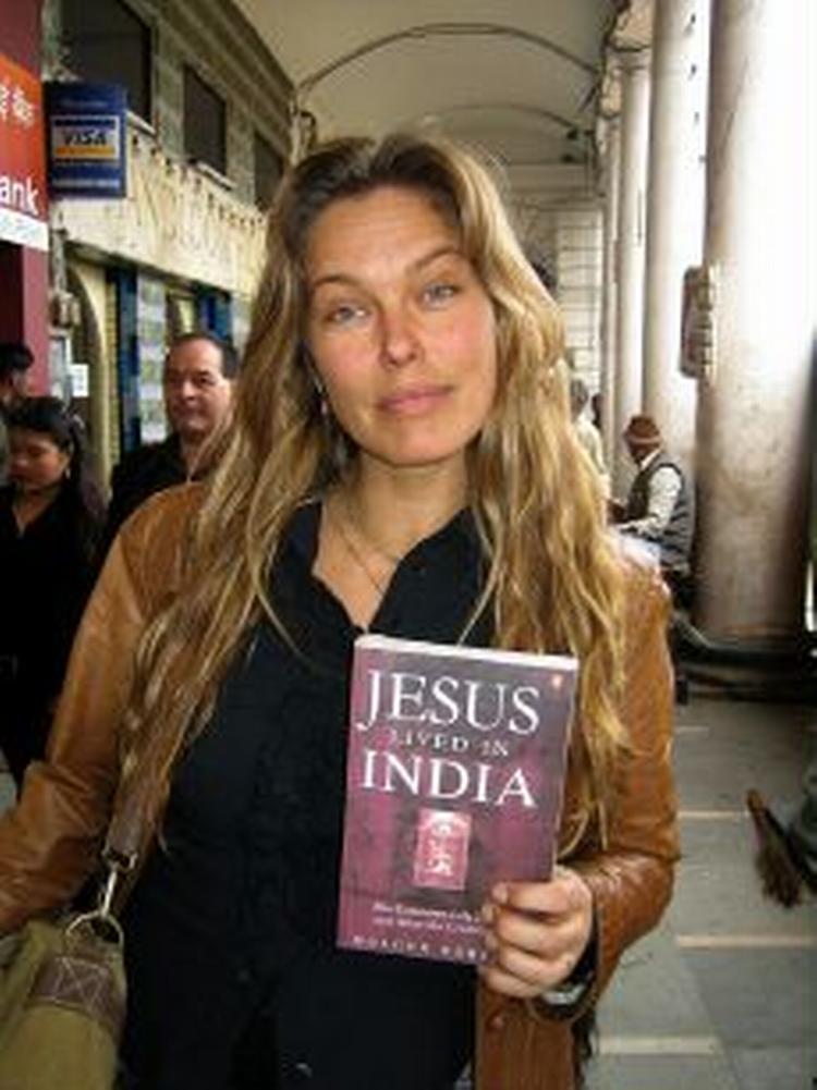 DOKUMENTATION. Bibliopatens assistent, R. Toft Simonsen, fremviser med rolig hånd og mine det sensationelle bogobjekt 'Jesus Lived in India'.   Foto: Pattypix 