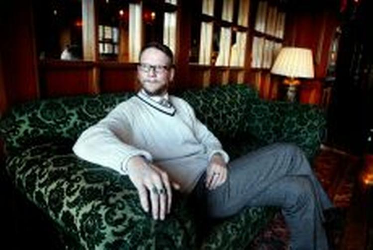 LYSET INDEFRA. Sjón er et kunstnernavn, noget at dække sig bag ved   ligesom de solbriller, han ofte anvender. Solbrillerne skulle angiveligt beskytte folk mod det tindrende lys, der kommer inde fra forfatteren.   Foto: Jessica Gow/ Pressens Bild 