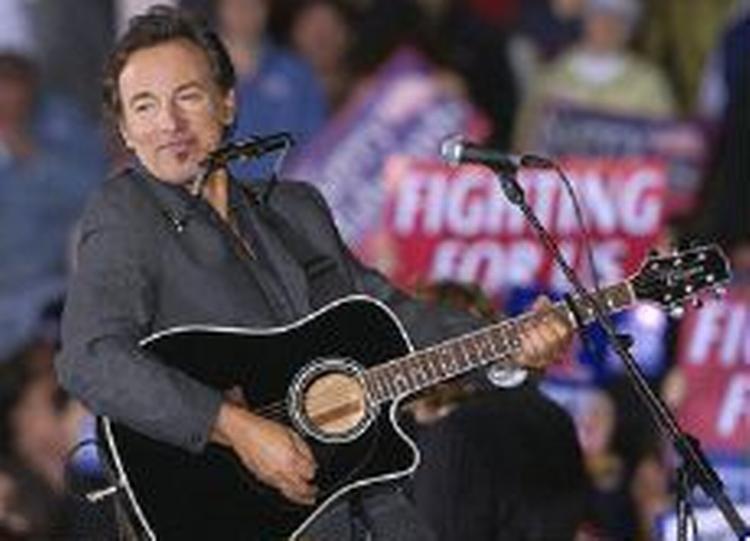 Bruce Springsteen er på ny skiftet fra elektrisk til akustisk guitar. Foto: AP 
