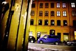 Bag butiksruderne til venstre for opgangen Griffenfeldsgade nr. 27. ligger en mistænkt hashklub med tætte relationer til indvandrermiljøet.   Foto: Politiken 