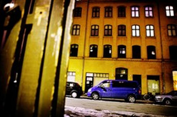 Bag butiksruderne til venstre for opgangen Griffenfeldsgade nr. 27. ligger en mistænkt hashklub med tætte relationer til indvandrermiljøet.   Foto: Politiken 