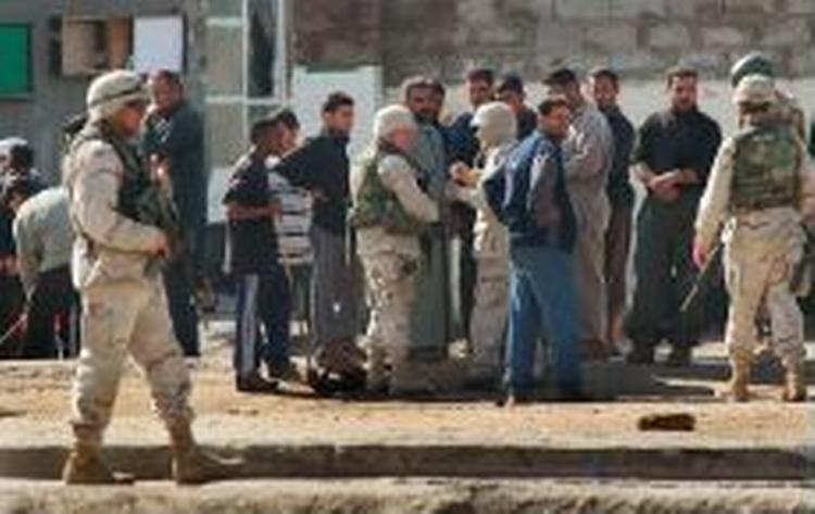 Amerikanske soldater patruljerer i Bagdad efter eksplosionen. - Foto: AP 