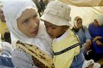 En mor med sit lille barn i en nødlejr i Aceh-provinsen. - Foto: AP 