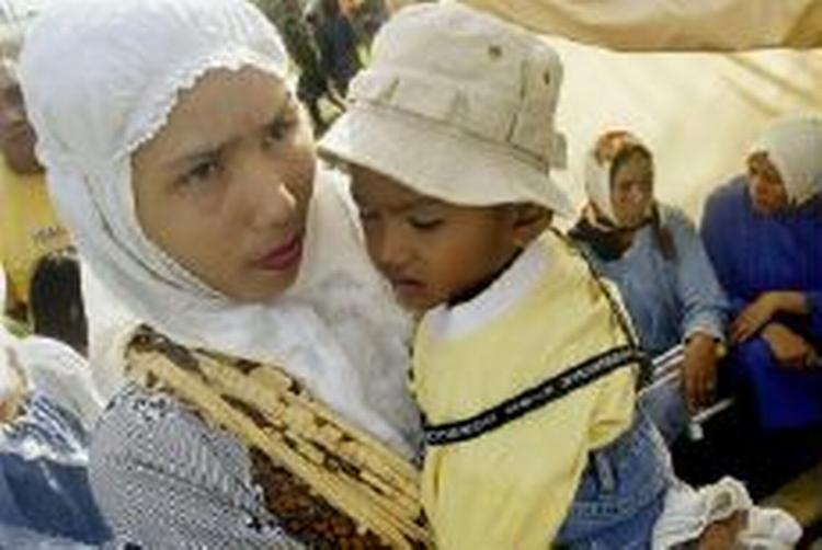 En mor med sit lille barn i en nødlejr i Aceh-provinsen. - Foto: AP 