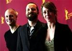 Jacob Thuesen (i midten) og hans to hovedrolleindehavere, Troels Lyby og Sofie Gråbøl, spås gode vinderchancer i Berlin med  Anklaget .   Foto: AP 