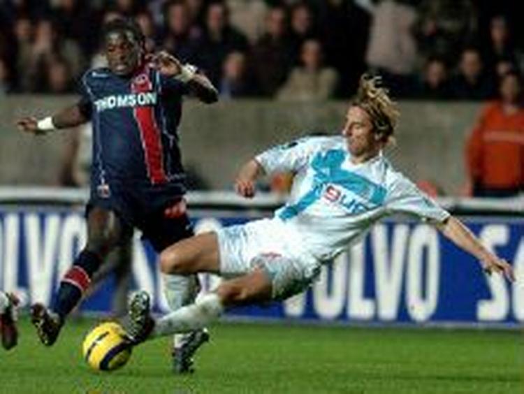 Paris St. Germain og Olympique Marseille, som her mødes i en ligakamp, er to af de mistænkte klubber. - Arkivfoto: AP 