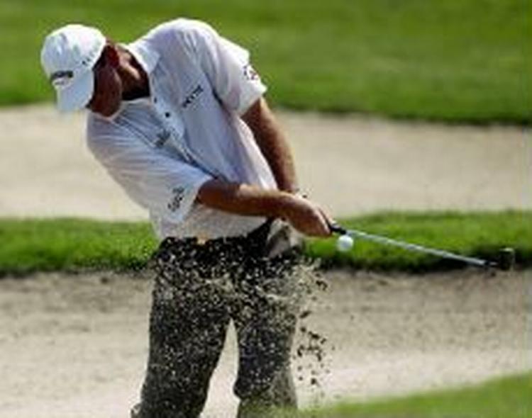 Thomas Bjørn på vej op af bunkeren i turneringens tredje runde. - Foto: AP 