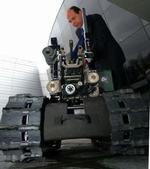 Virksomheden Foster-Millers robot SWORD er bevæbnet med maskinkanoner. - Arkivfoto: AP 