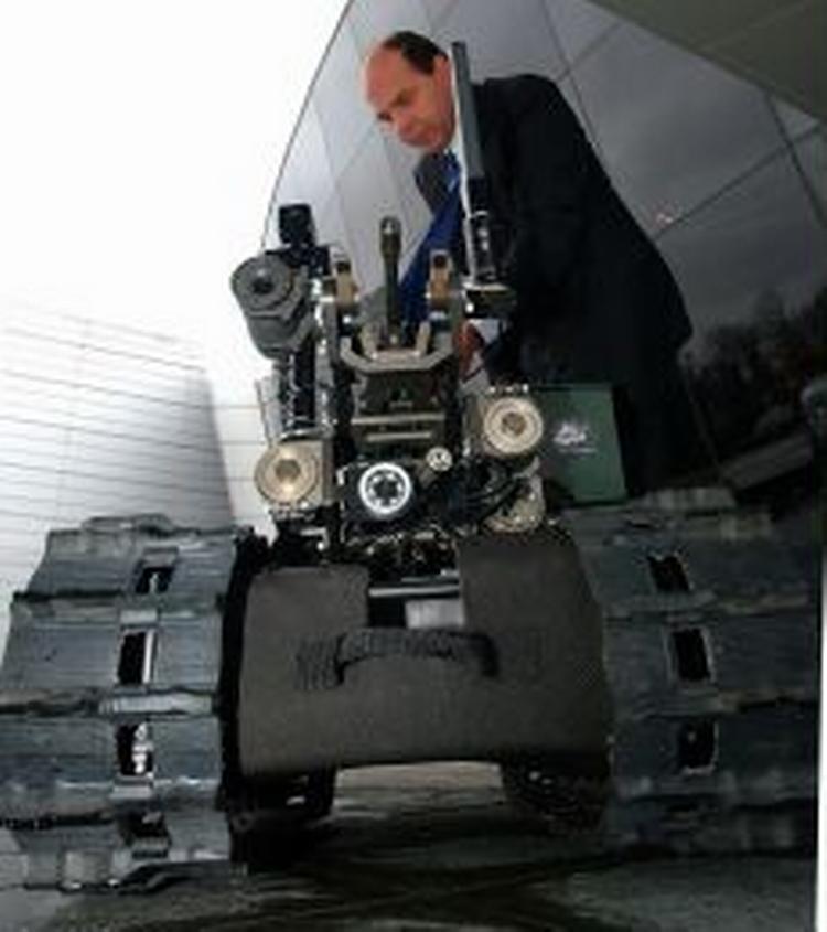 Virksomheden Foster-Millers robot SWORD er bevæbnet med maskinkanoner. - Arkivfoto: AP 
