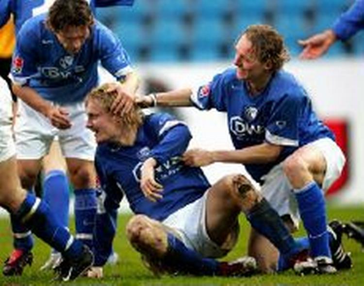 Beckmann lykønskes efter sin scoring. - Foto: AP 