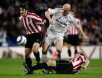 Gravesen forsøger sig med et gennembrud mod Bilbao. - Foto: AP 