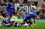 Chelseas Joe Cole bremses af Newcastle-forsvaret. - Foto: AP 