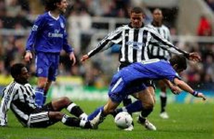 Chelseas Joe Cole bremses af Newcastle-forsvaret. - Foto: AP 