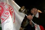 En tilhænger af socialistpatiet fester i Lissabons gader. - Foto: AP 