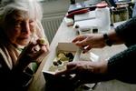 100-årige Ines Egenfeldt tilbydes et stykke chokolade af sin besøgsven, Astrid Bregninge. - Foto: Mads Nissen 