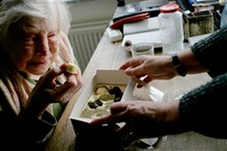 100-årige Ines Egenfeldt tilbydes et stykke chokolade af sin besøgsven, Astrid Bregninge. - Foto: Mads Nissen 