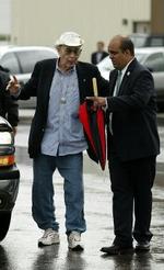 Hunter S. Thompson (tv) under et møde i Colorado i sommer, hvor forfatteren mødtes med den demokratiske præsidentkandidat John Kerry. - Arkivfoto: AP 