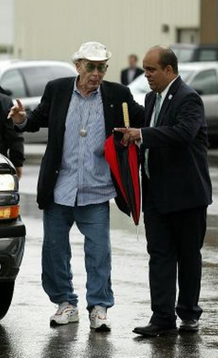 Hunter S. Thompson (tv) under et møde i Colorado i sommer, hvor forfatteren mødtes med den demokratiske præsidentkandidat John Kerry. - Arkivfoto: AP 