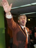 Den tidligere miljøminister José Socrates hilser på tilhængerne, efter det stod klart, at han var vinder af parlamentsvalget. - Foto: AP 