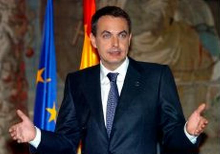 Ministerpræsident Zapatero holder sejrs-tale ved Moncloa-paladset i Madrid. -Foto: AP 