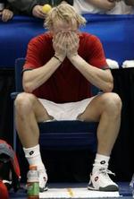 Carlsen gemmer ansigtet i hænderne efter sejren i Memphis. - Foto: AP 