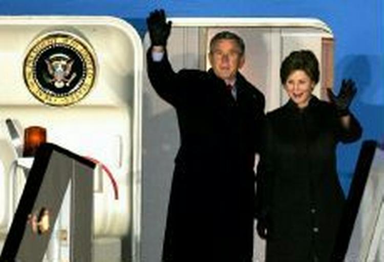Præsident Bush og frue ankommer til Bruxelles. -Foto: AP 