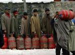 Muslimske mænd i Kashmir står i kø for at få gas til madlavning. - Foto: AP 